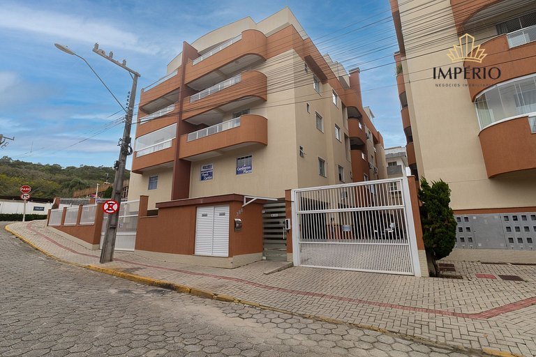 050 - Novo Centro - Apartamento 2 dorm em Bombas